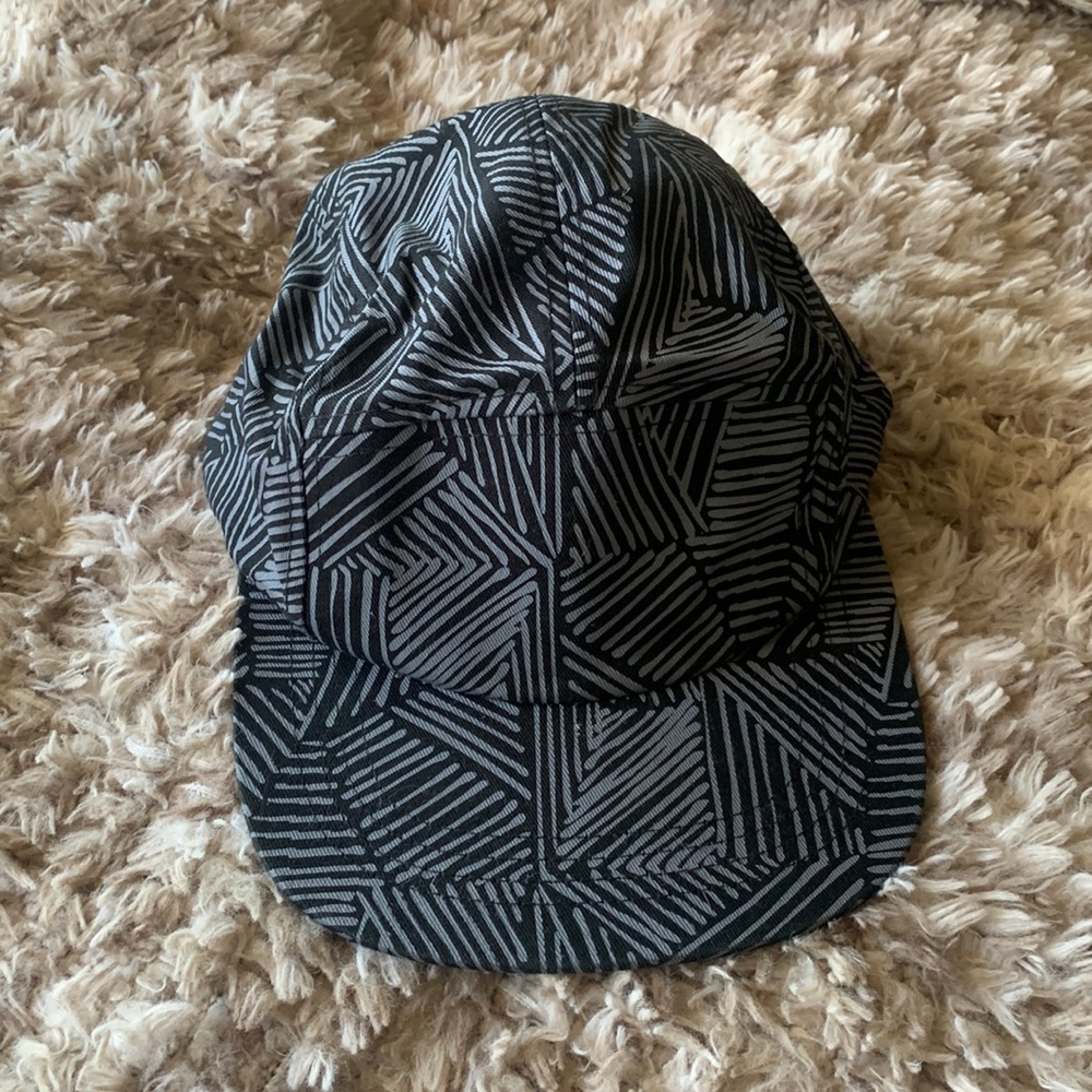Black and grey flat brim zigzag pattern adjustable hat